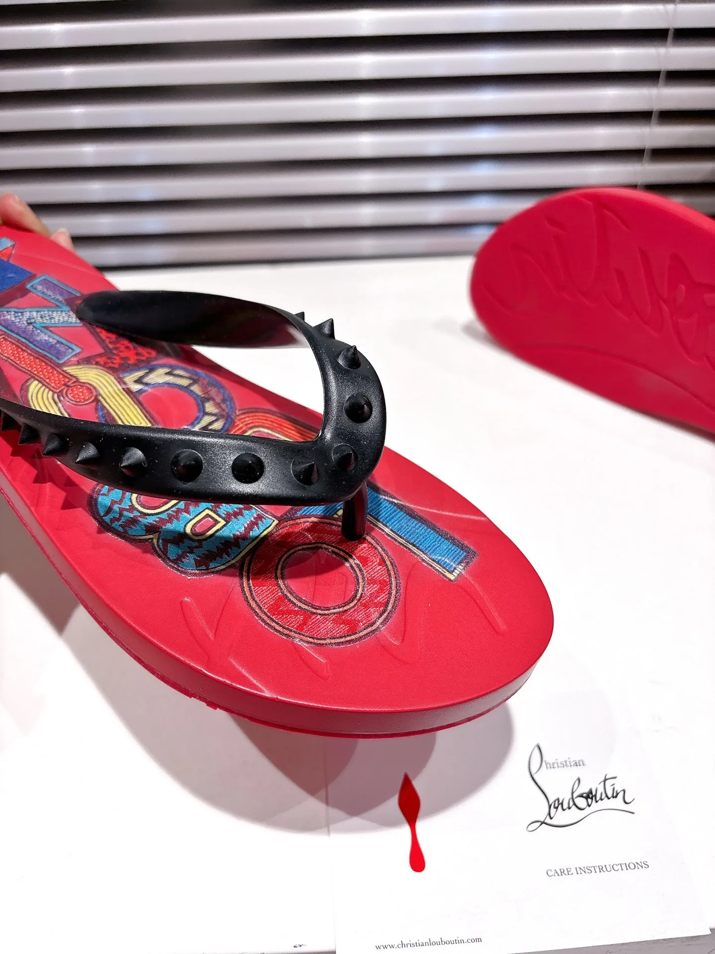 👟👟Ex-factory price 300👟👟 ╔Flip-flops black print╗ (yellow box packaging) ·Top version customization·2025𝐬𝐬 𝑪𝒉𝒓𝒊𝒔𝒕𝒊𝒂𝒏 𝑳𝒐𝒖𝒃𝒐𝒖𝒕𝒊𝒏 ▪️No matter the last shape, fabric, diamonds, nails, lining, outsole, they are as close as possible to ZP... ▪️The original sole is specially provided by the original factory ▪️The lining is imported water-dyed cowhide ▪️Private customization time is about 3-7 days —————— Size: Men's 37M-46M